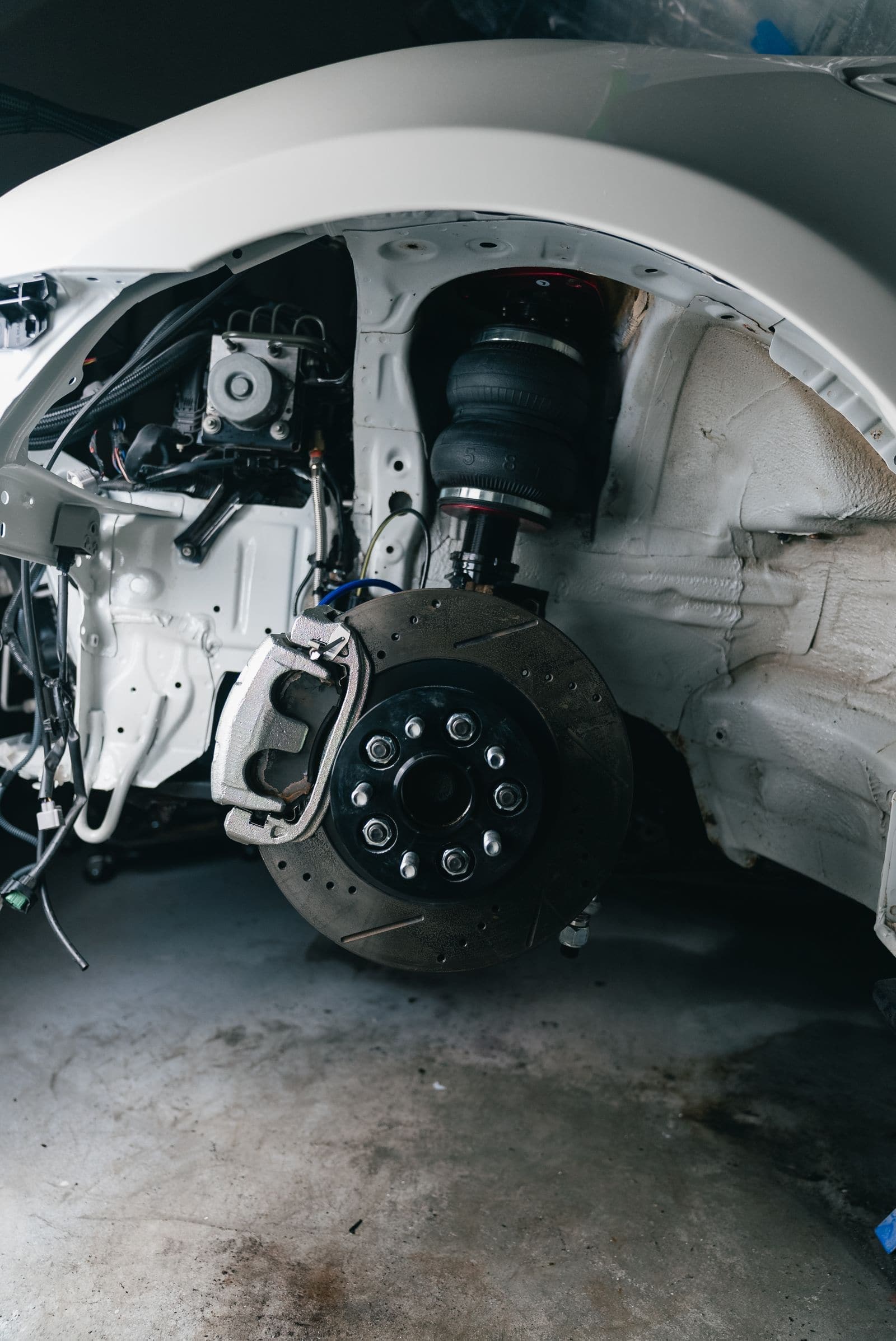 Vehicle suspension and brake assembly in a garage